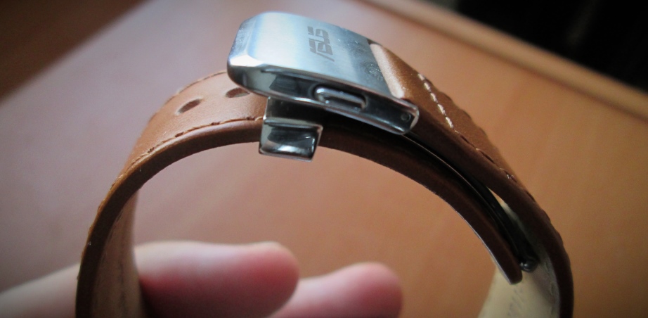 Note the high distance between the left-side strap, and the top of the metal clasp in the middle.