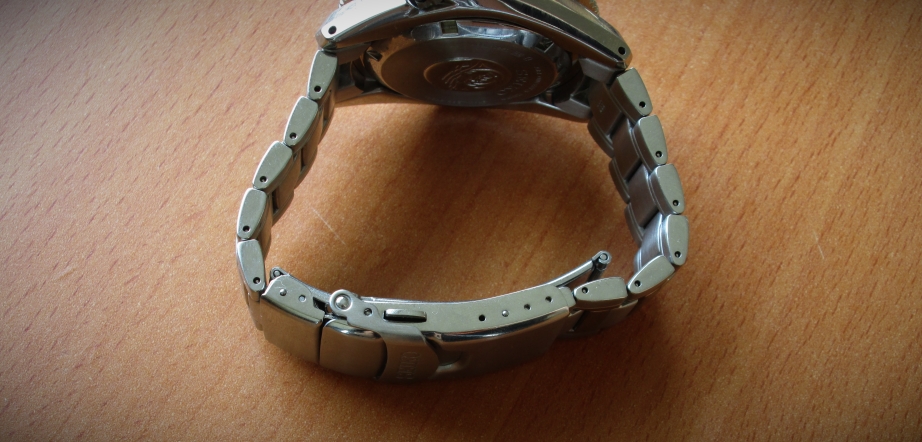 Closed clasp. Note how uniform the thickness is.